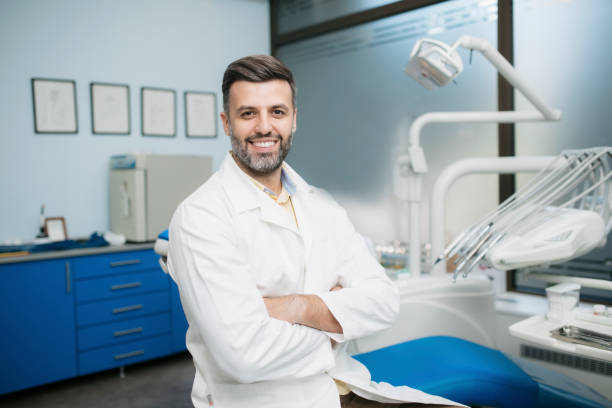 그의 사무실에서 백인 남성 치과 의사의 초상화 - dentists chair chair dentist office stomatology 뉴스 사진 이미지