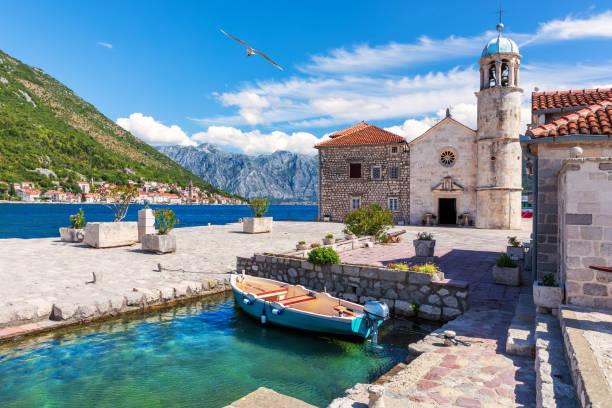 kirche unserer lieben frau von den felsen in der bucht von kotor bei perast, montenegro - stone water sea mediterranean sea stock-fotos und bilder