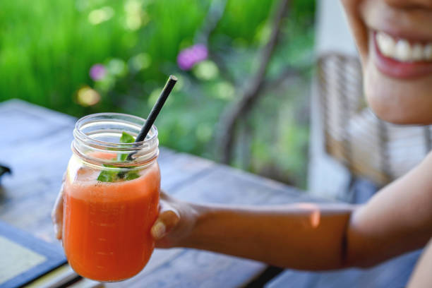 jugo de zanahoria en un frasco - juice vegetable fruit vegetable juice fotografías e imágenes de stock