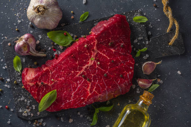 steak de boeuf à la viande crue - round of beef photos et images de collection