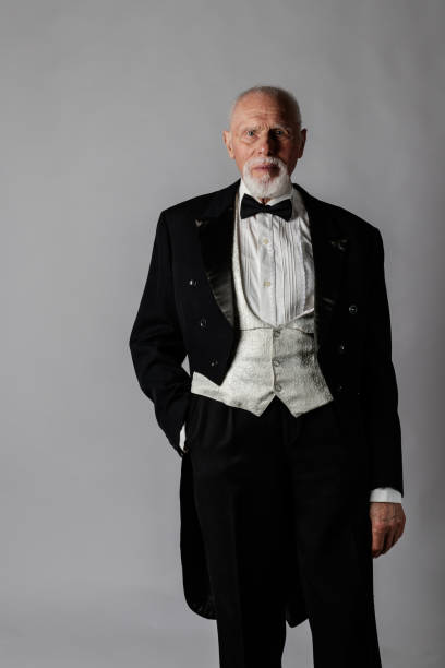 vecchio con un tailcoat. - art coat full length foto e immagini stock