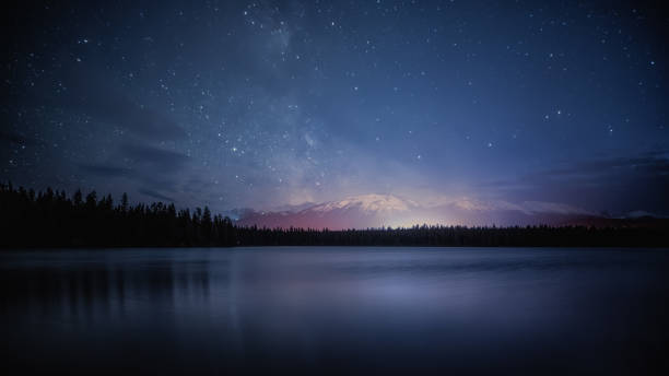 lago edith, destinazione di viaggio jasper alberta kanada - parco nazionale di jasper foto e immagini stock