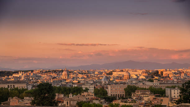piękny widok na romskie miasto roma ze wzgórza gianicolo o zachodzie słońca. panorama rzymu z powyższego kolorowe niebo z pomarańczowymi chmurami nad starożytnymi zabytkami stolicy włoch. pocztówka z europy - janiculum zdjęcia i obrazy z banku zdjęć