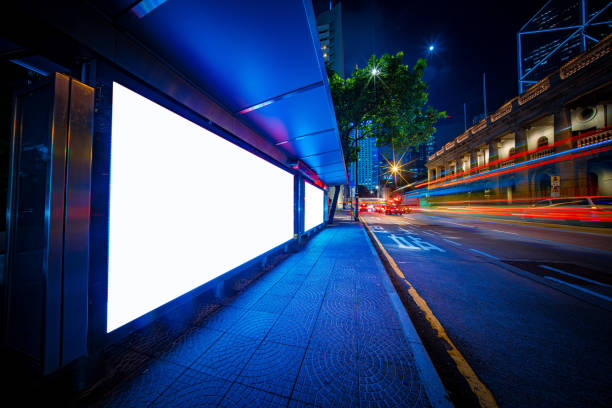 boîtes lumineuses modernes de publicité de ville dans hong kong - hong shopping night skyline photos et images de collection