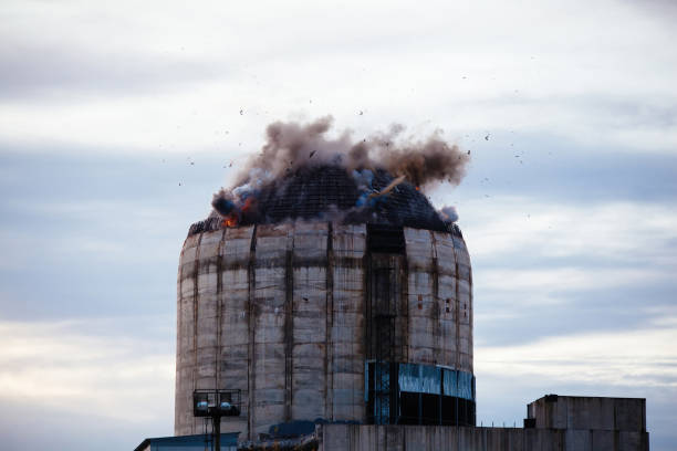 demolizione di un vecchio edificio industriale mediante dinamite esplodente - imploding foto e immagini stock