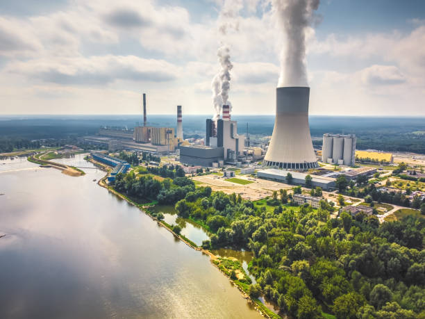 grande centrale électrique avec de la vapeur provenant de la tour de refroidissement. drone, vue aérienne - tour de refroidissement photos et images de collection