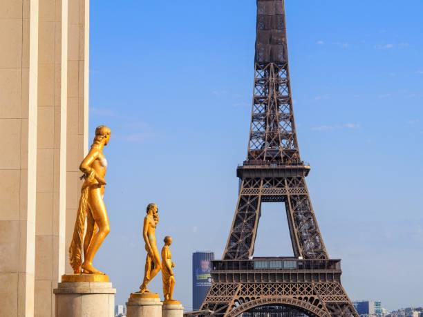 statues d’or à l’esplanade du trocadéro, paris, france - palais de chaillot photos et images de collection