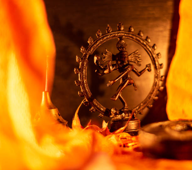 шива освещена при свечах - shiva hindu god statue dancing стоковые фото и изображения