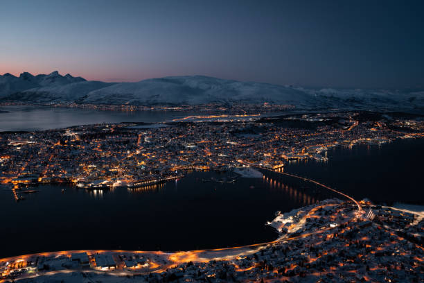 夜に輝くトロムソ・シティスケープ - aerial view nature nordic countries island ストックフォトと画像