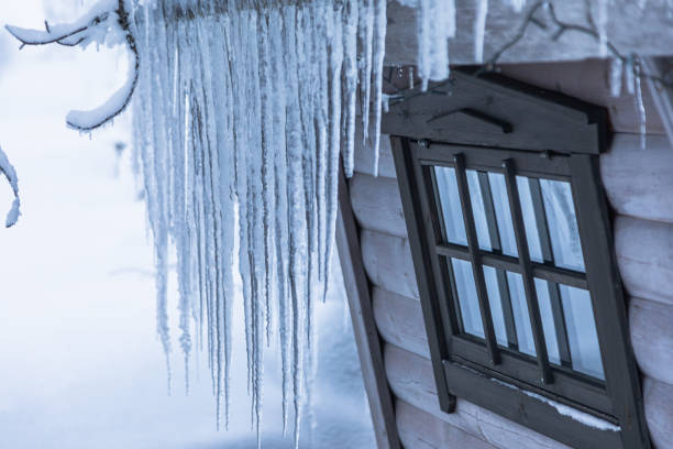 ice stalactites hanging from the roof on cold weather - january winter icicle snowing imagens e fotografias de stock