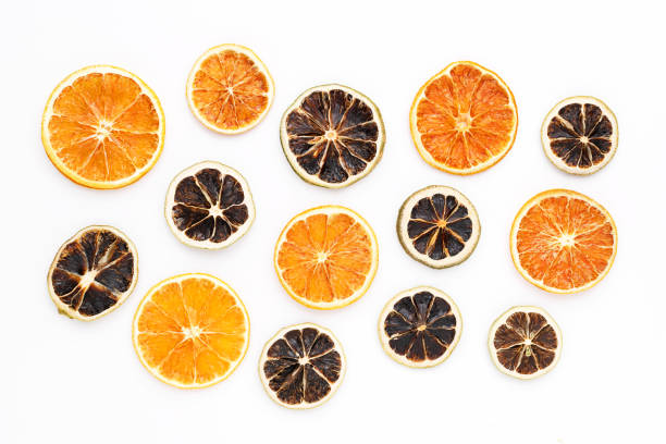 fatias de laranja seca e cal em fundo branco. conceito de decoração de natal. - comida desidratada - fotografias e filmes do acervo