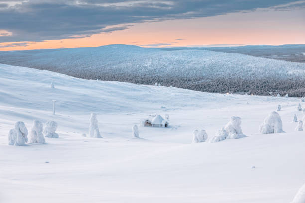 vista del amanecer en invierno montañas nevadas desde laponia, finlandia - cabin snow finland lapland fotografías e imágenes de stock