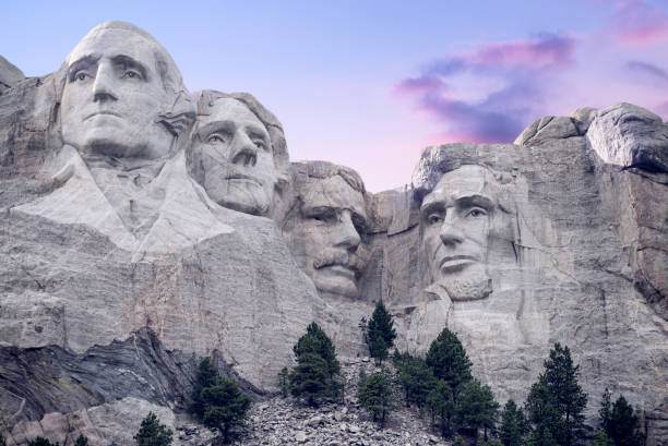 Mount Rushmore USA Presidents Mount Rushmore National Monument in South Dakota with carvings of George Washington, Thomas Jefferson, Theodore Rosevelt, and Abraham Lincoln a symbol of freedom and patriotism. mt rushmore national monument stock pictures, royalty-free photos & images