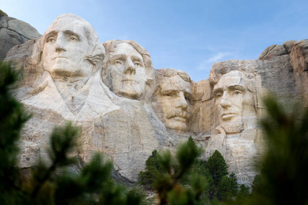 Mount Rushmore USA Presidents Mount Rushmore National Monument in South Dakota with carvings of George Washington, Thomas Jefferson, Theodore Rosevelt, and Abraham Lincoln a symbol of freedom and patriotism. black hills national forest stock pictures, royalty-free photos & images