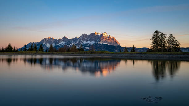 sonnenaufgang am wilden kaiser, österreich. - saint johann stock-fotos und bilder