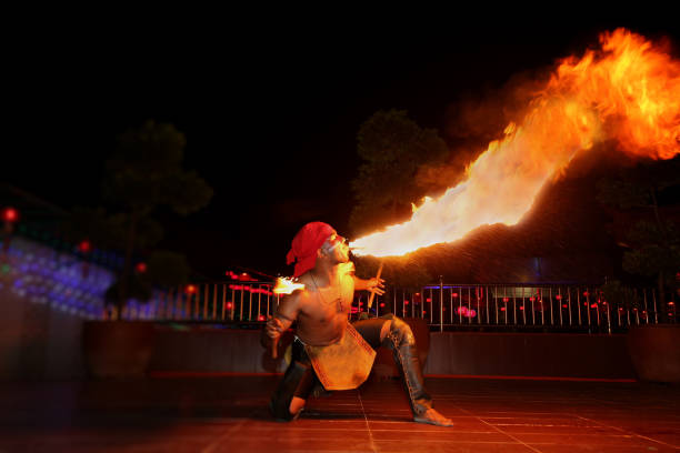 rendimiento del devorador de fuego - fire eater fire performance circus performer fotografías e imágenes de stock