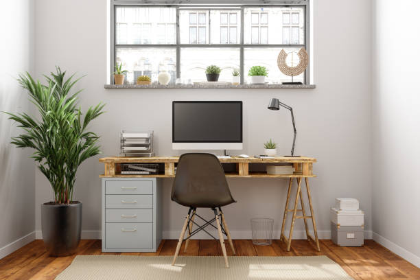home office interior mit holztisch und leerem bildschirmmonitor - arbeitszimmer stock-fotos und bilder