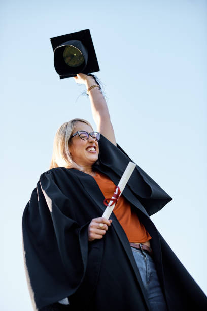 私は私の業績を超誇りに思っています! - cheering arms raised women university ストックフォトと画像