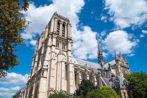 Lateral view of Notre Dame Cathedral. This temple is one of the most representative icons of the French capital, and one of its historic-artistic jewels, which attracts tens of thousands of visitors every year.