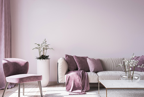 Sofá moderno sobre fondo de pared rosa claro con accesorios para el hogar de moda, interior de decoración del hogar, sala de estar de lujo. Foto de stock photo