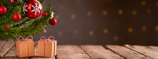 크리스마스 배너 배경, 오래된 나무 바닥에 선물, 크리스마스 트리 - banner photographic effects italy southern europe 뉴스 사진 이미지