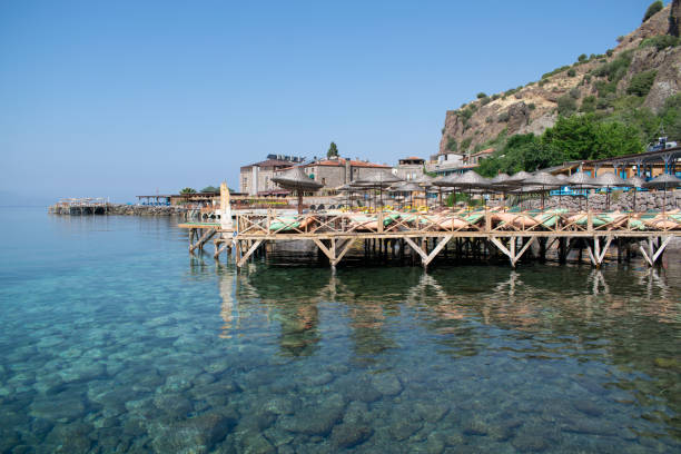 molo di legno sul mare per prendere il sole - ayvacık foto e immagini stock