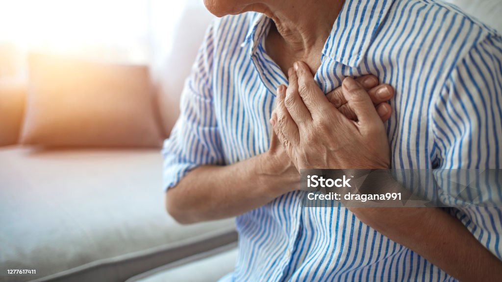 Üzgün stresli olgun orta yaşlı kadın kalp krizi göğüs dokunmadan ağrı hissi - Royalty-free Kalp krizi Stok görsel