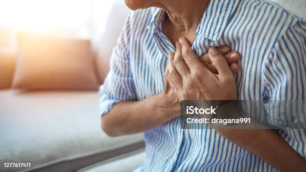 Üzgün Stresli Olgun Orta Yaşlı Kadın Kalp Krizi Göğüs Dokunmadan Ağrı Hissi Stok Fotoğraflar & Kalp krizi‘nin Daha Fazla Resimleri
