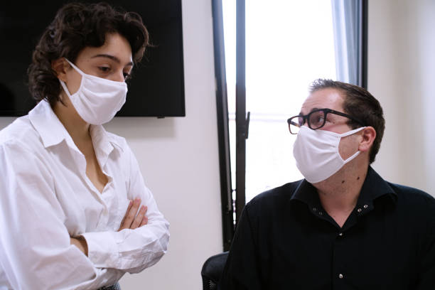 istock Two employees reflect on their professional project during the coronavirus epidemic copie 1277619770