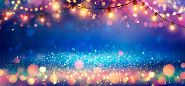 abstrakt julfest bakgrund - gyllene glitter med avfokuserad effekt i glänsande natt och glödlampa-lampor - christmas party bildbanksfoton och bilder
