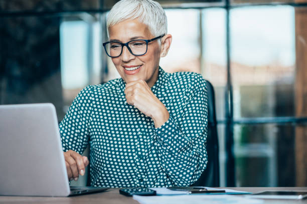 mujer de negocios trabajando - white hair fotografías e imágenes de stock