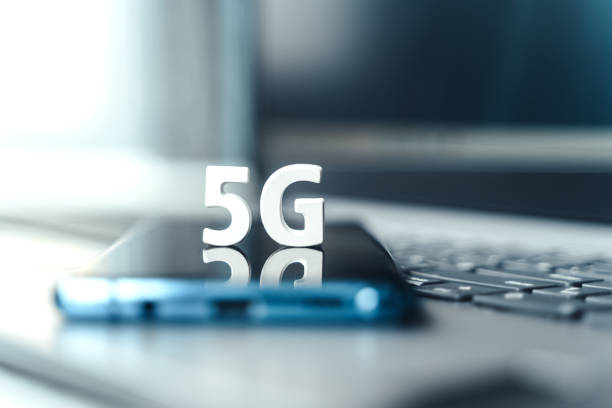 handy, smartphone mit 5 g drahtlosem highspeed-internet. kreative große weiße buchstaben 5g auf touchscreen, reflexion. anschluss von zelle, laptop für zu hause, arbeit, geschäft. modernes technologiekonzept - mobility computer monitor mobile phone communication stock-fotos und bilder