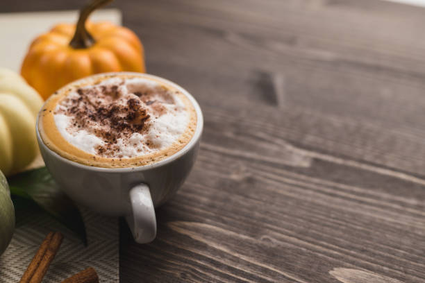 latte aux épices de citrouilles - latté pumpkin spice coffee photos et images de collection
