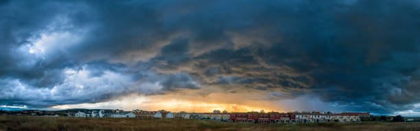 ein sturm kommt - dramatic sky flash stock-fotos und bilder