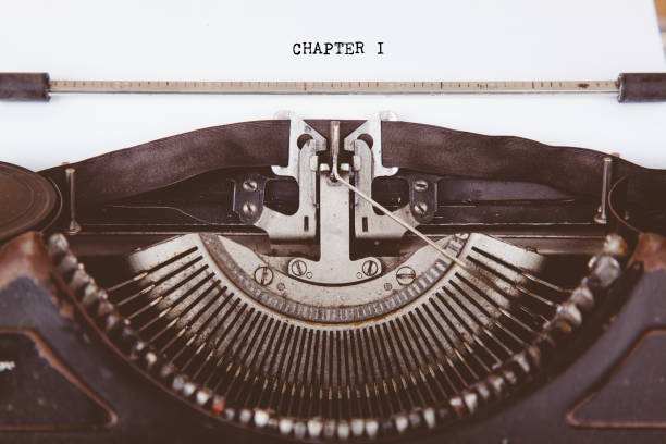 capitolo 1 scritto sulla vecchia macchina da scrivere. - typewriter typing beginnings blank foto e immagini stock