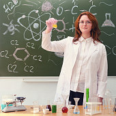 eine-lehrerin-steht-mit-einem-kolben-in-der-hand-an-der-tafel-chemieunterricht-in-einer.jpg?b=1&s=170x170&k=20&c=Ok96xc23VmHUVFvIfazBrK4-yCjszSpLFknbY_A1lac=