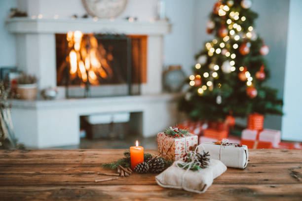 schön weihnachtlich dekorierte inneneinrichtung mit einem weihnachtsbaum und weihnachtsgeschenke - frohe weihnachten stock-fotos und bilder