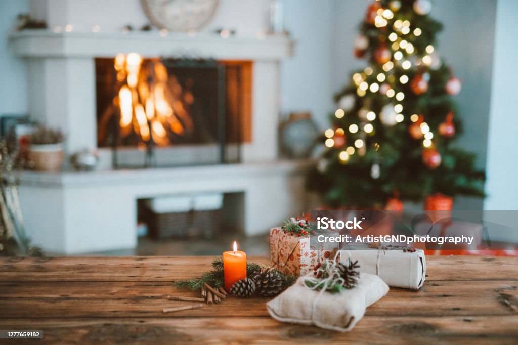 크리스마스 트리와 크리스마스 선물아름답게 크리스마스 장식 홈 인테리어 - 로열티 프리 크리스마스 스톡 사진