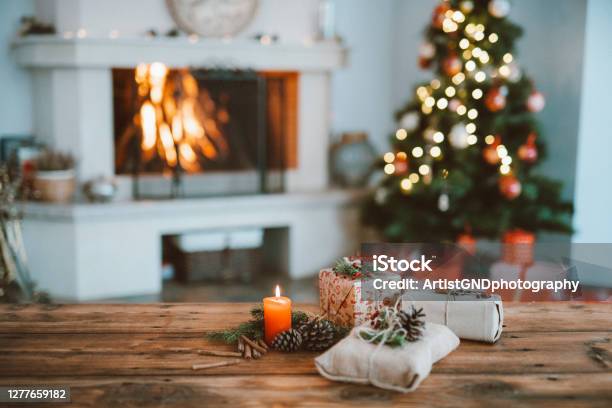 크리스마스 트리와 크리스마스 선물아름답게 크리스마스 장식 홈 인테리어 크리스마스에 대한 스톡 사진 및 기타 이미지 - 크리스마스, 휴가, 공휴일