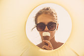 der-gelbe-kreis-eines-schwimmschwimmers-mit-einer-frau-die-eis-isst.jpg?b=1&s=170x170&k=20&c=Wk-CxyVuTdUk0gYCeWhmm3-3me4gUQhX8kP4Zb3_KO0=