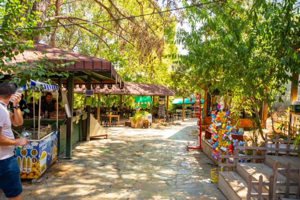 parque público de la cascada kursunlu cerca de la ciudad de antalya en turquía, fondo de viaje de la naturaleza, hora de otoño - waterfall antalya turkey forest fotografías e imágenes de stock