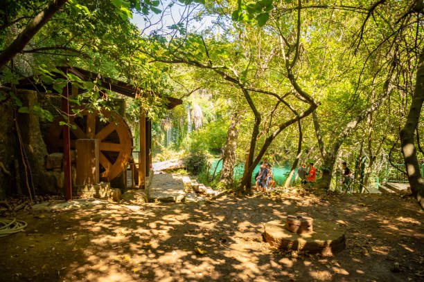 parque público de la cascada kursunlu cerca de la ciudad de antalya en turquía, fondo de viaje de la naturaleza, hora de otoño - waterfall antalya turkey forest fotografías e imágenes de stock