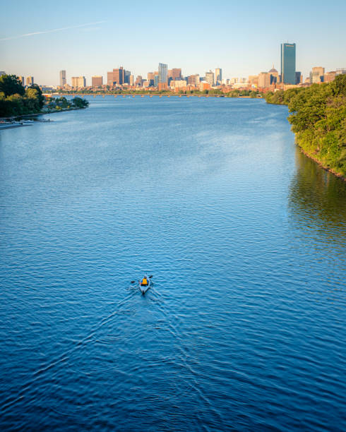 бостон, массачусетс скайлайн - boston skyline architecture kayaking стоковые фото и изображения