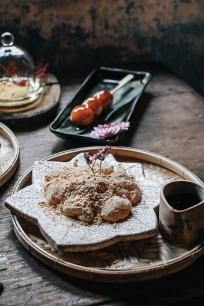warabi-mochi o kinako mochi, albóndigas de almidón de pollo con sirope de azúcar moreno sobre fondo vintage. postre tradicional japonés. - bracken starch fotografías e imágenes de stock