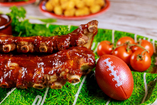 côtes de porc avec sauce barbecue pour la fête de football américain. - round of beef photos et images de collection