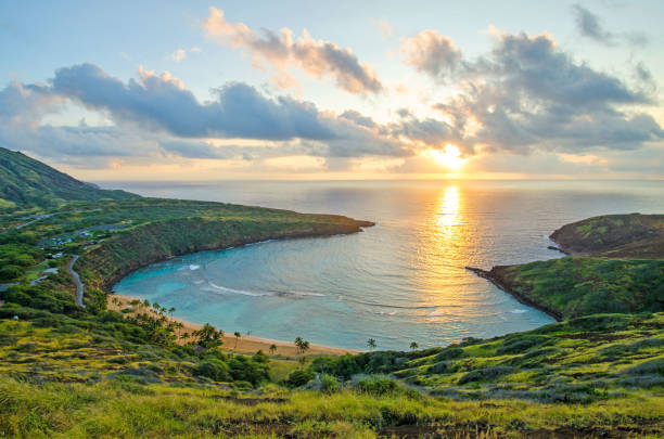 nascer do sol da manhã sobre o mundial famoso e popular local de mergulho hanauma bay em oahu, havaí - hanauma bay hawaii islands oahu bay - fotografias e filmes do acervo