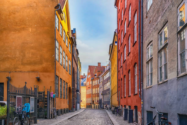 köpenhamn danmark, stadssilhuett av färgglatt hus på magstreet - copenhagen bildbanksfoton och bilder