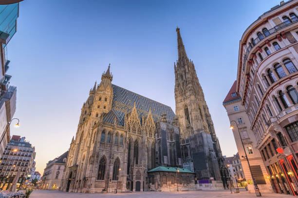 wien österreich sonnenaufgang stadt skyline am stephansdom - stefansdom stock-fotos und bilder