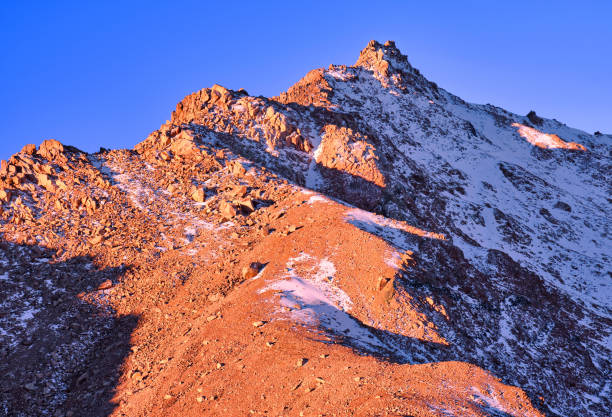 rock peak snow sunrise mountains - mountain rock sun european alps photos et images de collection