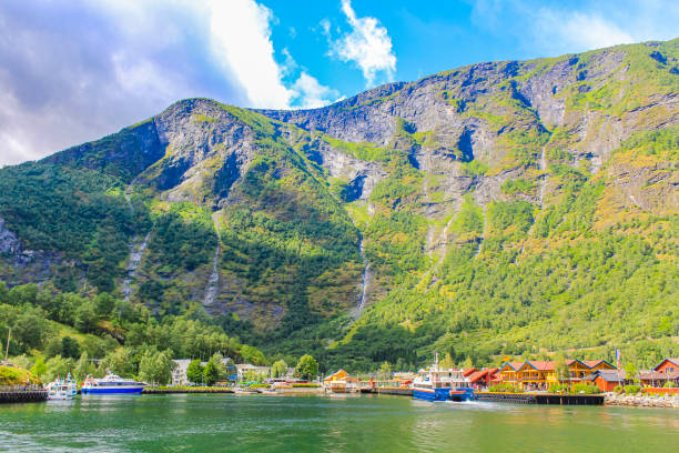 поездка на лодке и отдых в красивом фломе в орландс-фьорде норвегия. - aurland стоковые фото и изображения